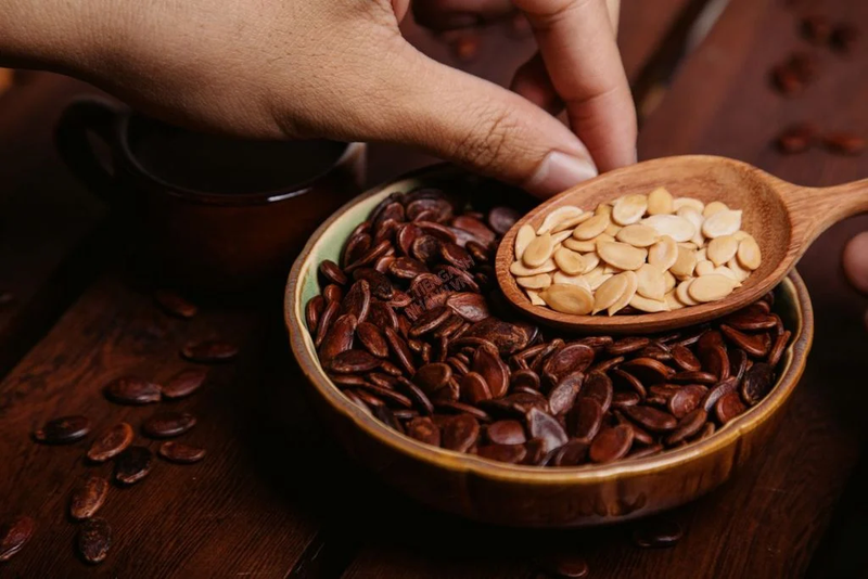 Hạt dưa dần trở thành món ăn vặt không thể thiếu trong ngày Tết của người Việt