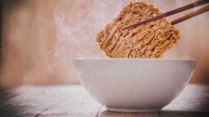 Nhiều người thường e ngại về tác hại của mì tôm đối với sức khỏe